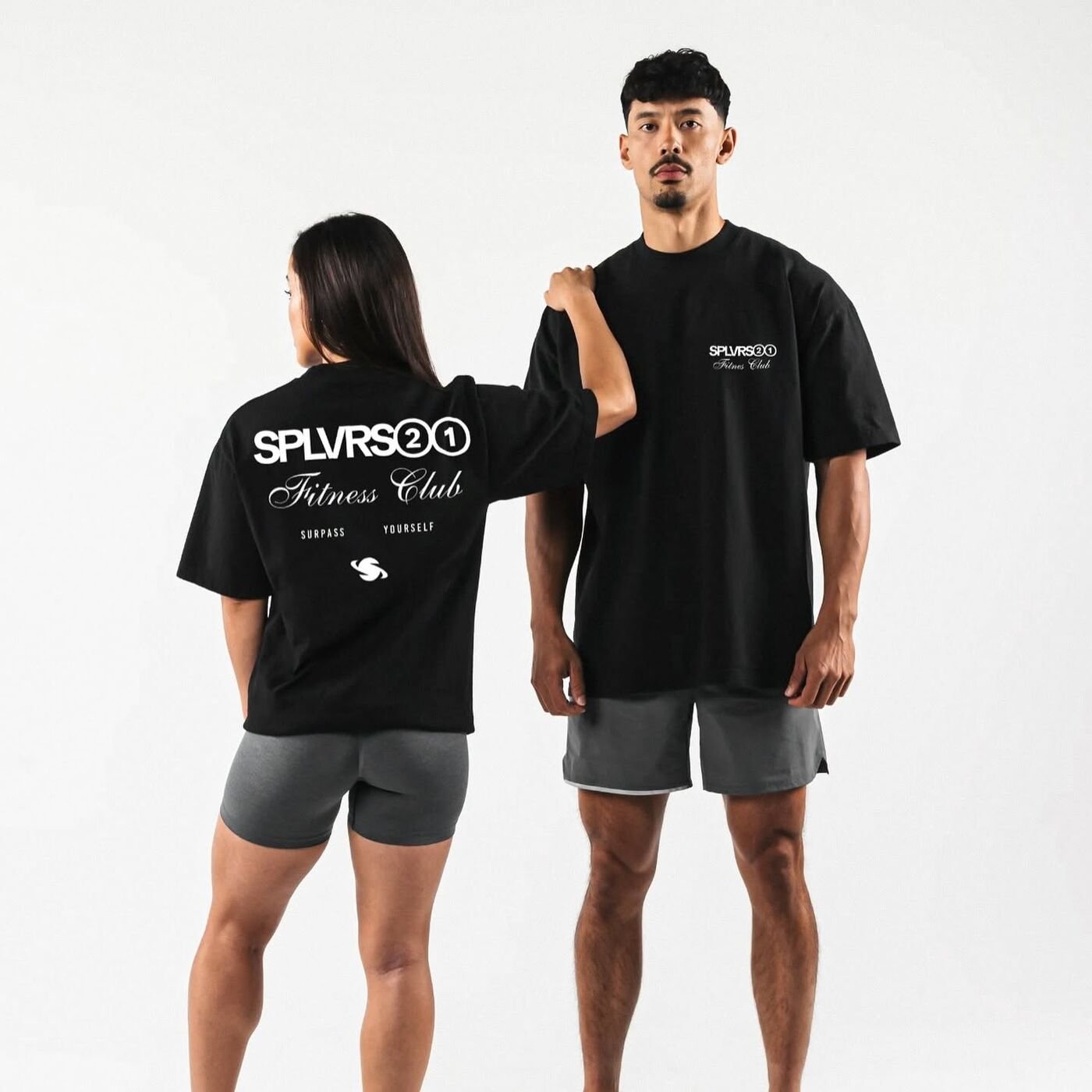 Modelos con la playera SPLVRS21 Fitness Club